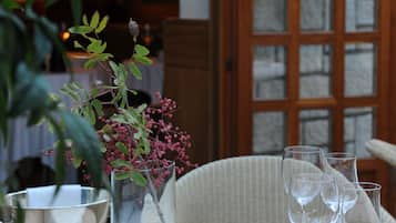 Se sirven desayunos, comidas, cenas y cocina local e internacional