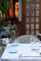 Se sirven desayunos, almuerzos, cenas y cocina local e internacional 