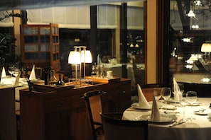 S'hi serveixen esmorzars, dinars i plats de cuina local i internacional