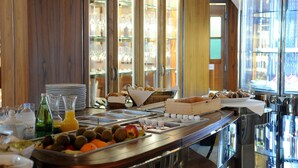 A buffet with various food items and beverages, including fruits, pastries, and a juice dispenser. - Hotel & Restaurant Milan (Pula)