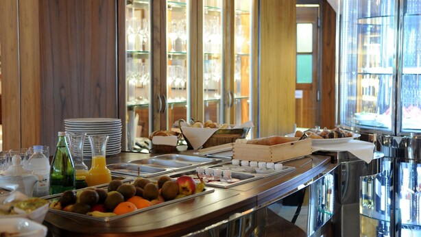 A buffet with various food items and beverages, including fruits, pastries, and a juice dispenser. - Hotel & Restaurant Milan (Pula)