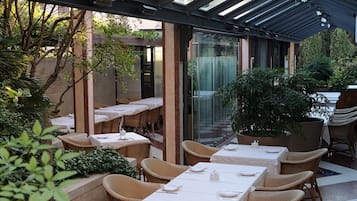 Frühstück, Mittagessen, Abendessen, lokale und internationale Küche