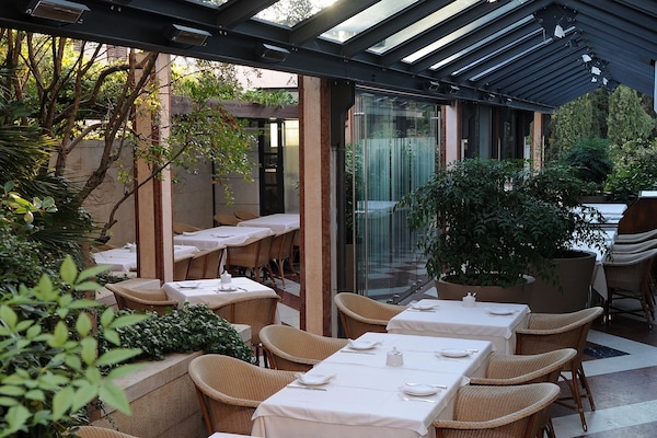 Menyajikan hidangan lokal dan internasional