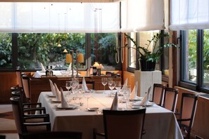 Breakfast, lunch, dinner served; local and international cuisine  - Hotel & Restaurant Milan (Pula)