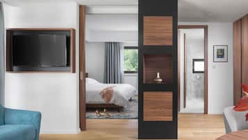 Suite, 1 King Bed | Minibar, desk, free WiFi, bed sheets