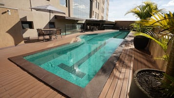 Kolam renang outdoor, dengan payung kolam renang dan kursi berjemur