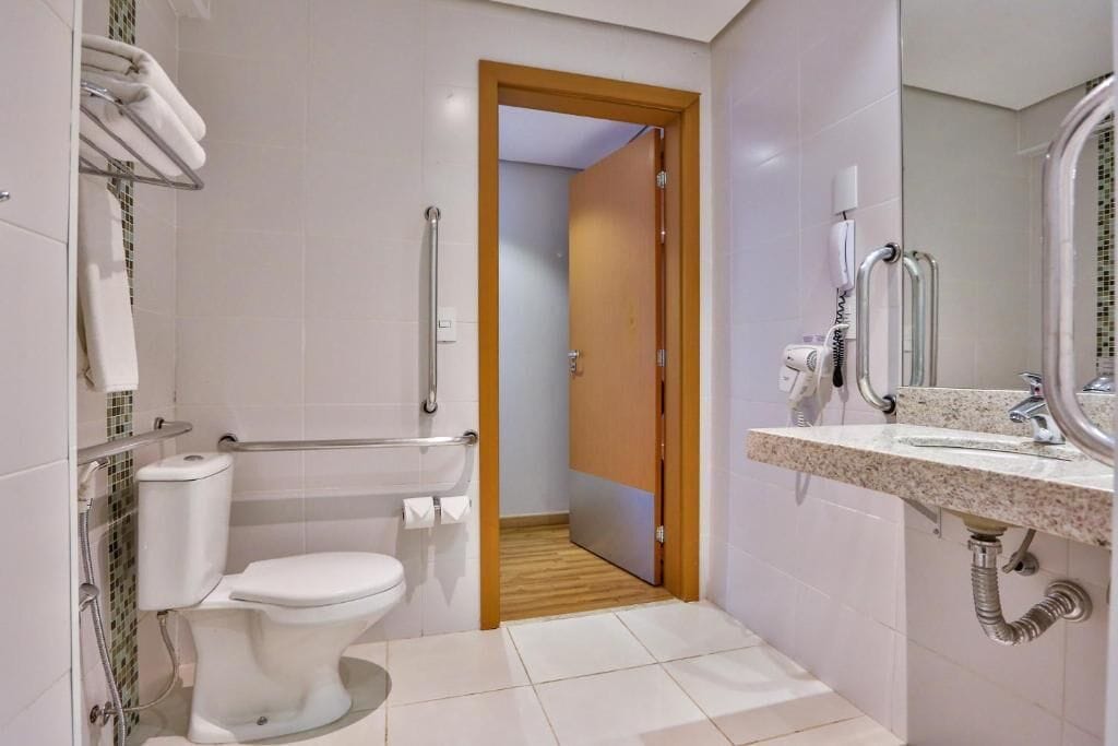 standard double room, accessible | bathroom | shower, towels