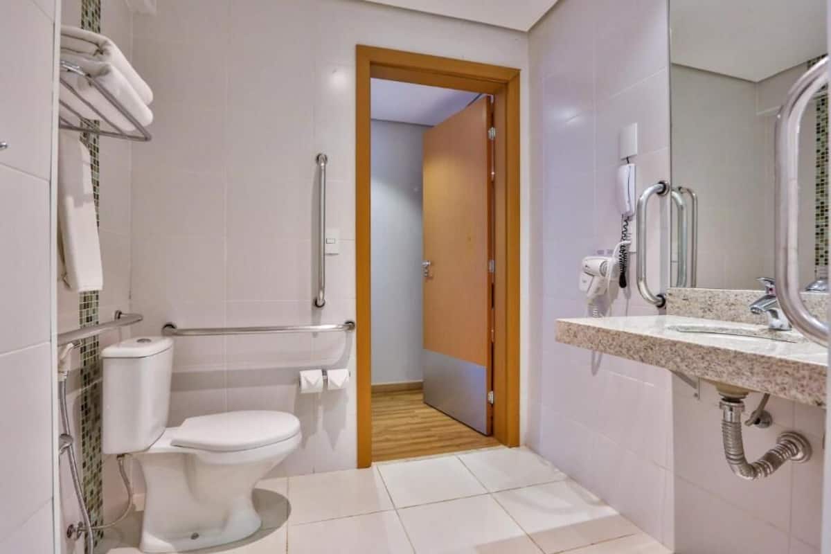 standard double room, accessible | bathroom | shower, towels