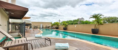 Piscine extérieure, parasols de plage, chaises longues