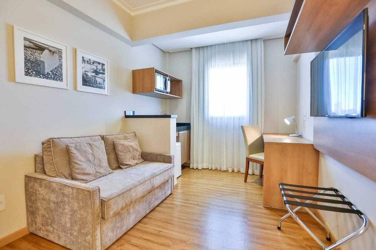 Una sala de estar moderna con un sofá, un escritorio y una silla.