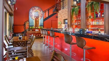 2 restaurants, breakfast served