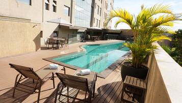 Piscina externa, guarda-sóis, espreguiçadeiras