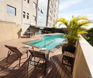 Outdoor pool, pool umbrellas, pool loungers -  Matiz Vilaboim Ribeirão Preto (Ribeirão Preto)