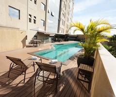 Piscina externa, guarda-sóis, espreguiçadeiras