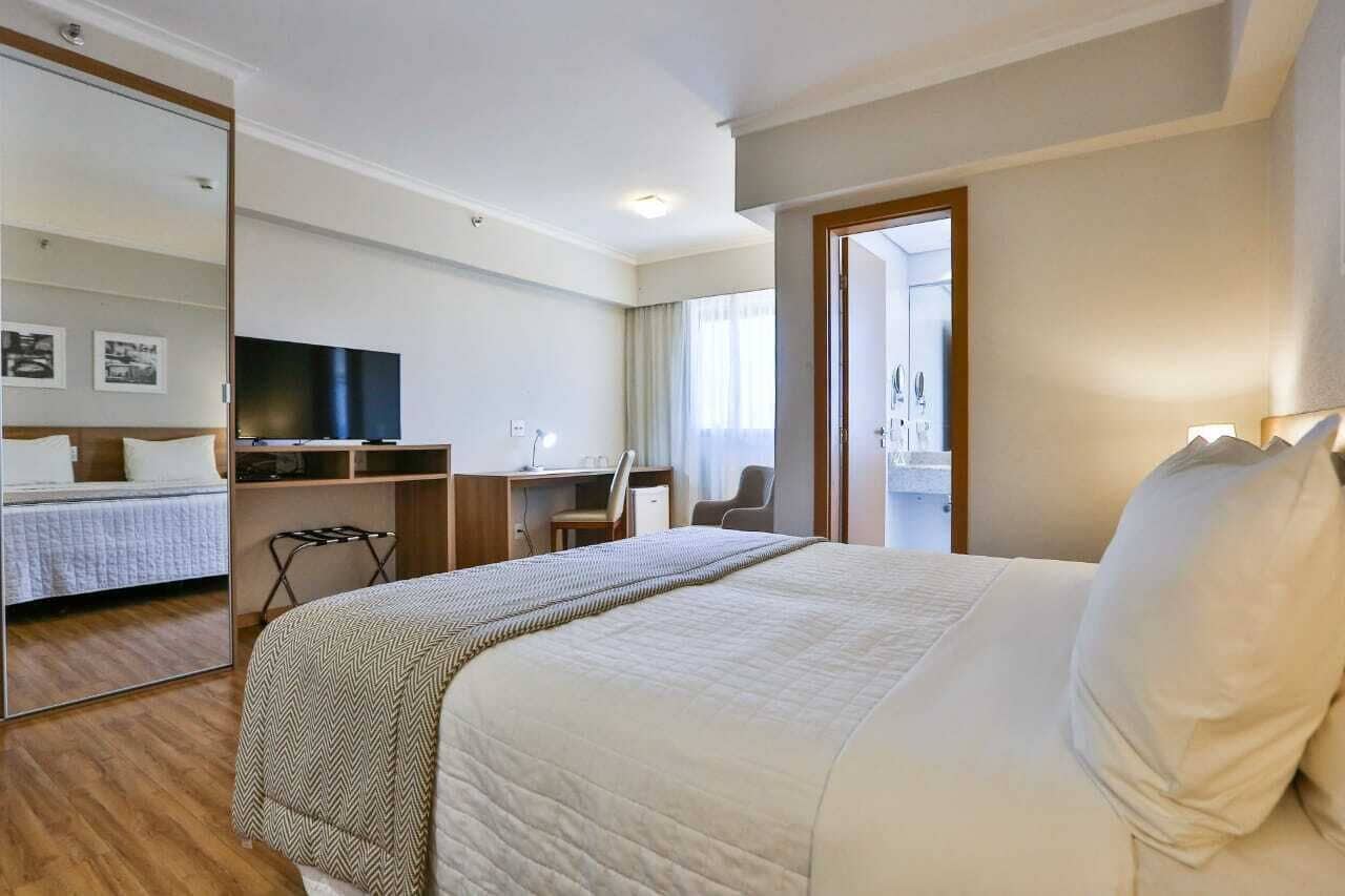 2 bedrooms, minibar, in-room safe, desk