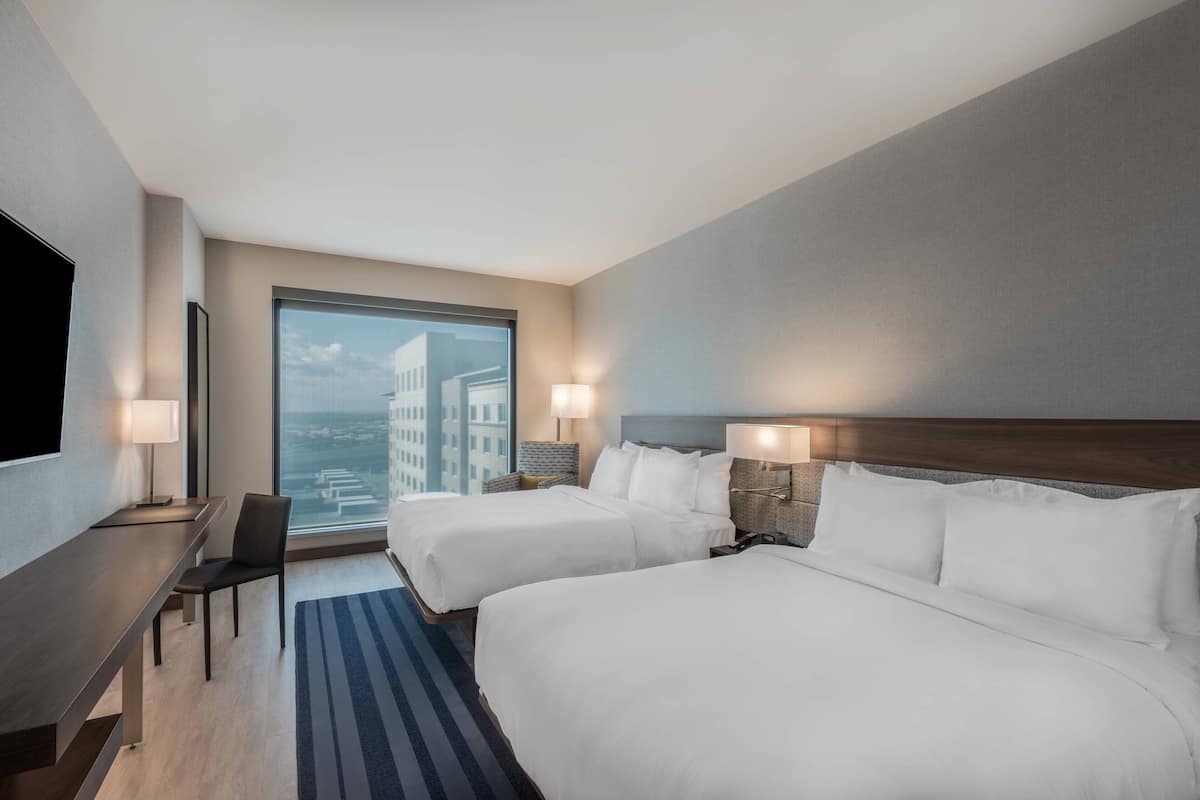 Luxe beddengoed, donzen dekbedden, een kluis op de kamer, een bureau