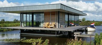 House boat in Goengahuizen with sauna