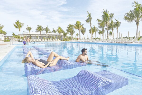 5 outdoor pools, pool umbrellas, pool loungers