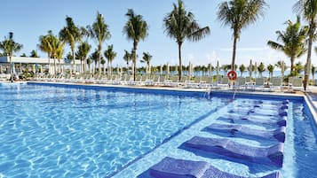 5 piscinas al aire libre, sombrillas, sillones reclinables de piscina