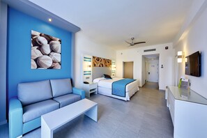 Frigobar (abastecido com itens grátis), cofres nos quartos