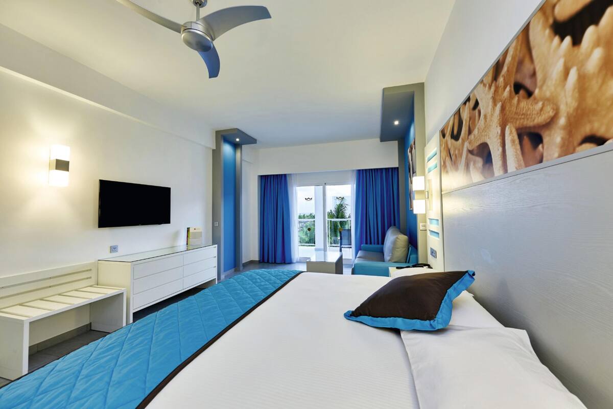 Free minibar, in-room safe, desk, laptop workspace