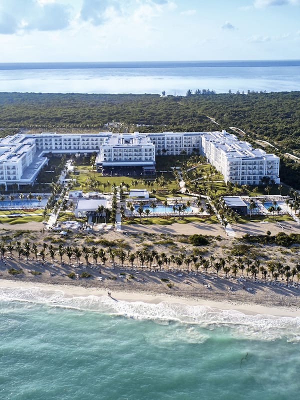 En la playa, playa de arena blanca, camastros y toallas de playa