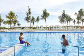 5 outdoor pools, pool umbrellas, pool loungers