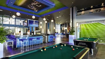 6 bares, 2 bares en la piscina, bar junto a la piscina