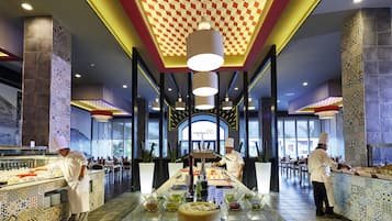5 restaurantes; se sirve desayuno, almuerzo y cena; cocina italiana