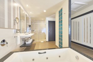 Shower, eco-friendly toiletries, hair dryer, towels - Hotel Riu Dunamar - All Inclusive (Costa Mujeres)