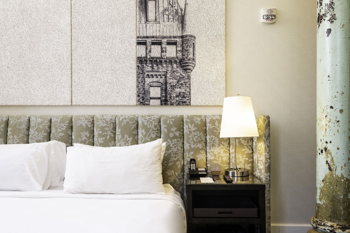 Classic Room, 1 King Bed | In-room safe, desk, blackout curtains, soundproofing