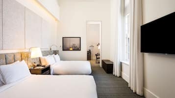 ملاءات للفراش لا تسبب الحساسية وخزنة داخل الغرفة ومكتب وستائر تعتيم