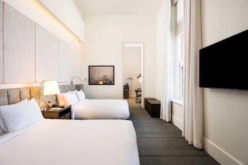 Chambre (Cozy, Full/Full) | Literie hypoallergénique, coffre-fort, bureau, rideaux d’obscurcissement