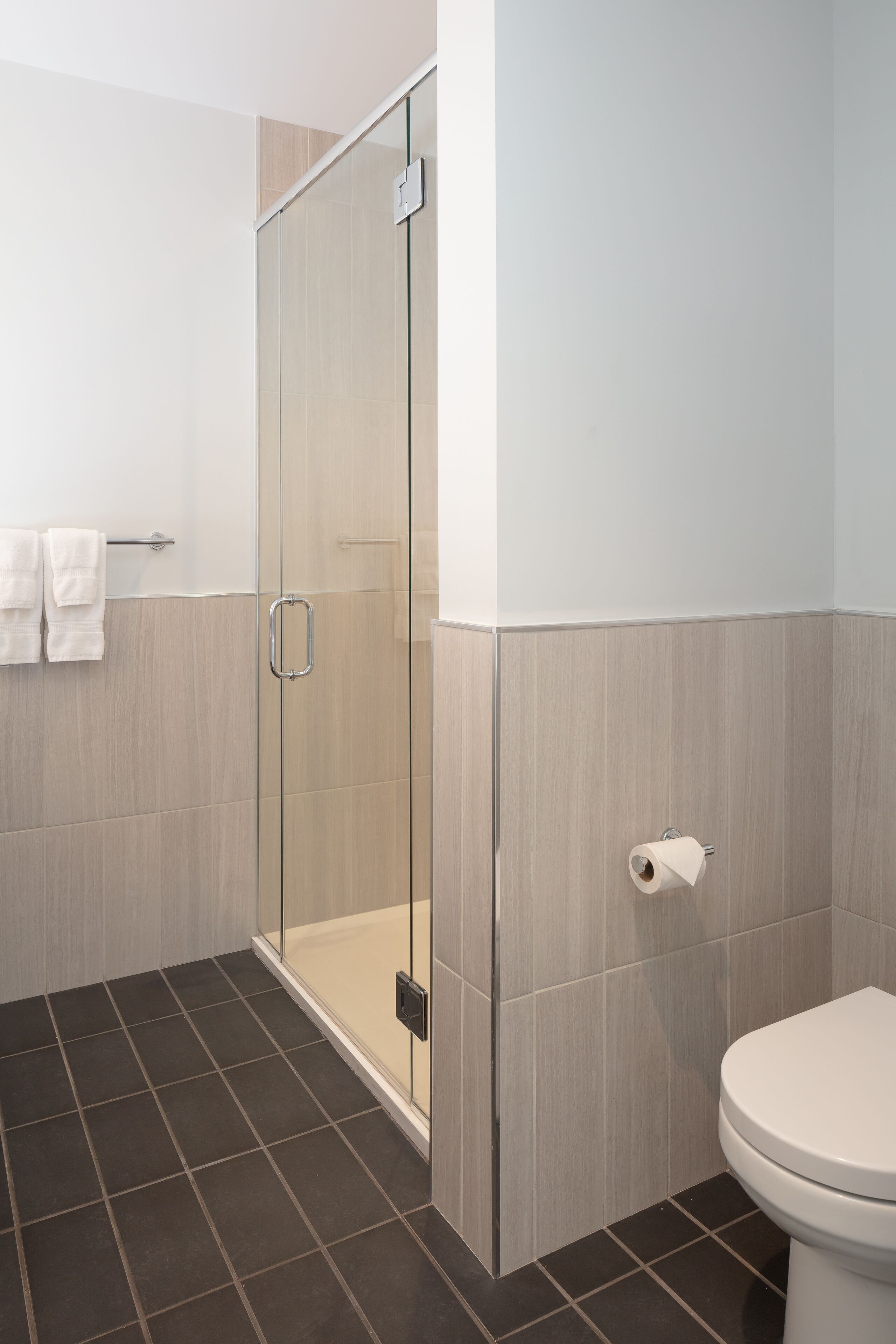 junior suite | bathroom | free toiletries, hair dryer, towels