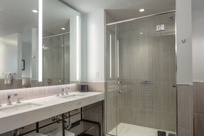 Articles de toilette (gratuits), séchoir à cheveux, serviettes fournies