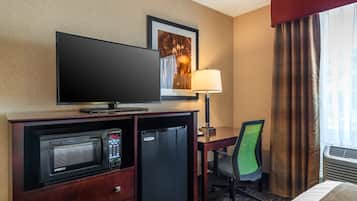 Escritorio, espacio para trabajar con laptop y cortinas blackout