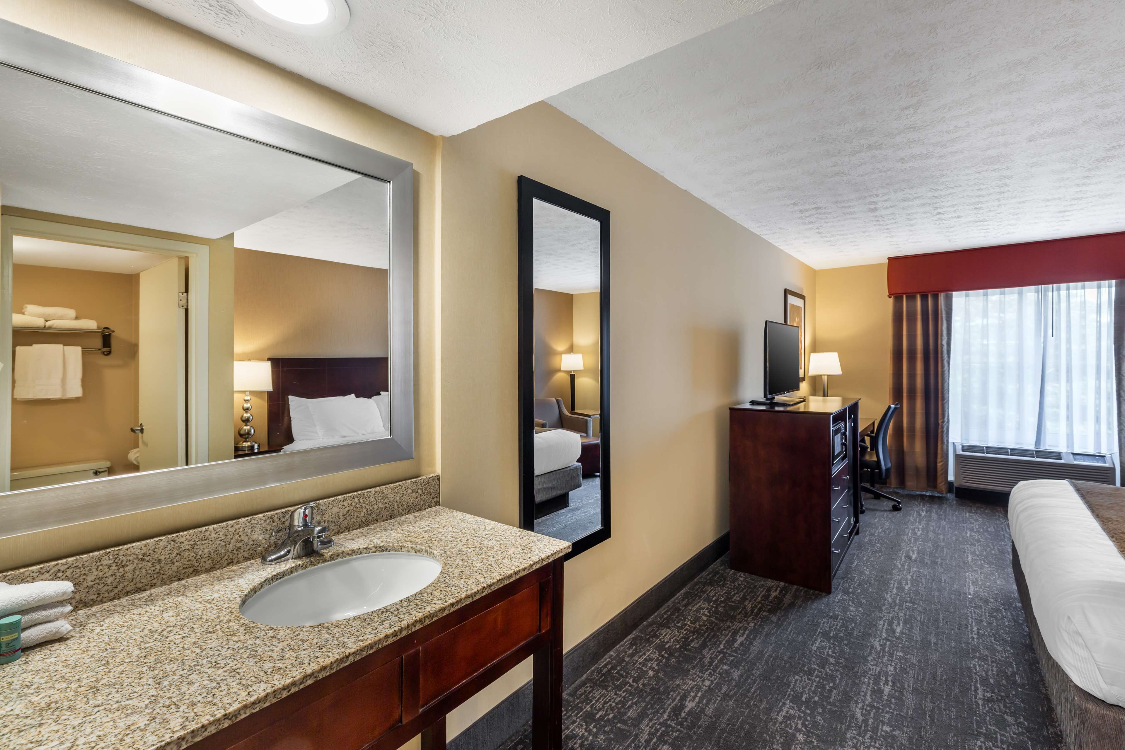 standard room, 1 king bed, non smoking, microwave | desk, laptop workspace, blackout curtains, iron/ironing board