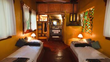 Triple Room | In-room safe, desk