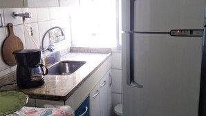 Departamento, 1 habitación | Cocina privada | Refrigerador, horno y utensilios de cocina 