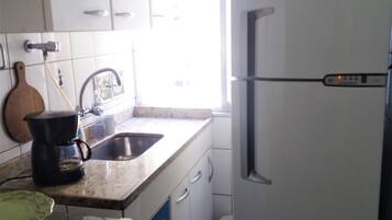 Apartamento, 1 quarto | Cozinha privada | Geladeira, fogão, talheres/pratos/utensílios de cozinha