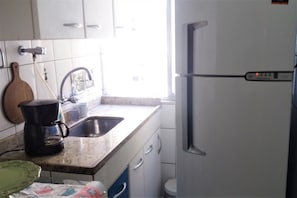 Appartement, 1 chambre | Cuisine privée | Réfrigérateur, four, batterie de cuisine, vaisselle et ustensiles