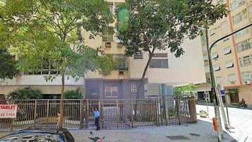 Vista frontal de la propiedad