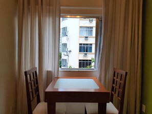 Apartment, 1 Schlafzimmer | Essbereich im Zimmer