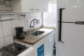 Apartment, 1 Bedroom | Dapur peribadi | Peti sejuk, ketuhar, alat memasak/pinggan mangkuk/perkakas dapur 
