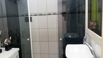 Departamento, 1 habitación | Baño | Regadera, secadora de cabello, toallas