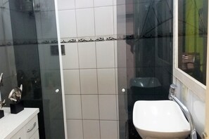 Appartement, 1 slaapkamer | Badkamer | Een douche, een haardroger, handdoeken