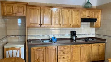 House, 1 Bedroom | Private kitchen