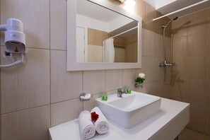 Habitación básica con 1 cama matrimonial o 2 individuales, 2 camas individuales | Baño | Regadera, amenidades de baño gratuitas, secadora de cabello, toallas 