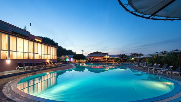 Outdoor pool, pool umbrellas, sun loungers - Panorama Sidari - All inclusive (Corfu)