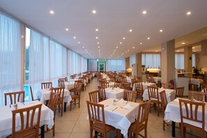 2 restaurants, breakfast, lunch, dinner served; international cuisine - Panorama Sidari - All inclusive (Corfu)